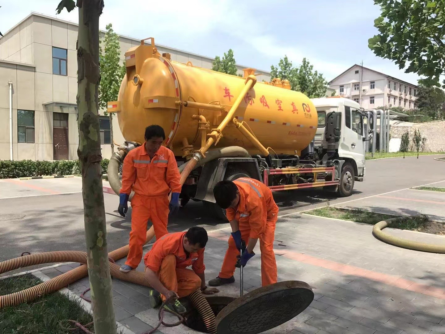 五寨管道疏通车停在窨井附近